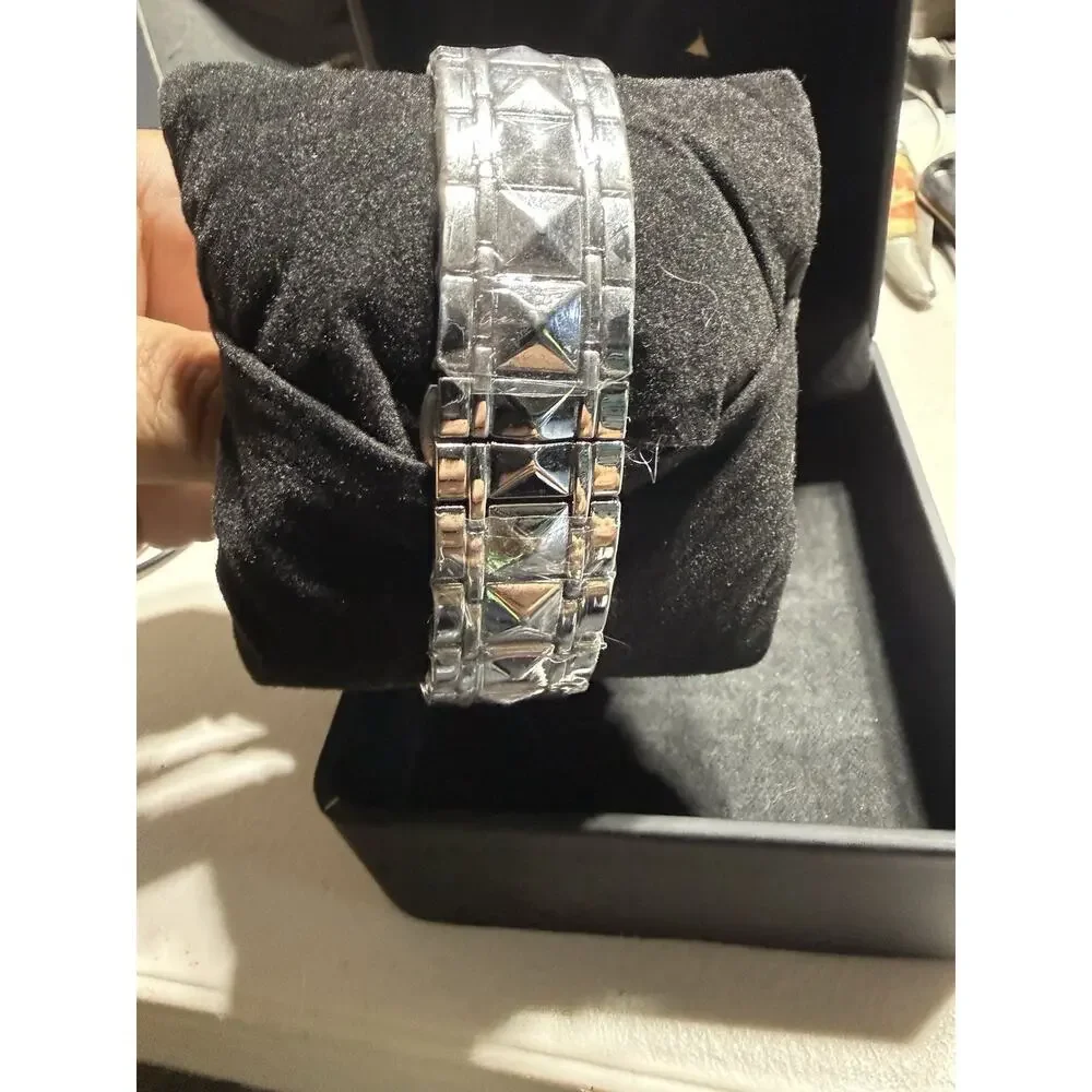 TRUMP Red Dial Analog Day/Date Wristwatch Silver Tone Metal Bracelet w/ Box